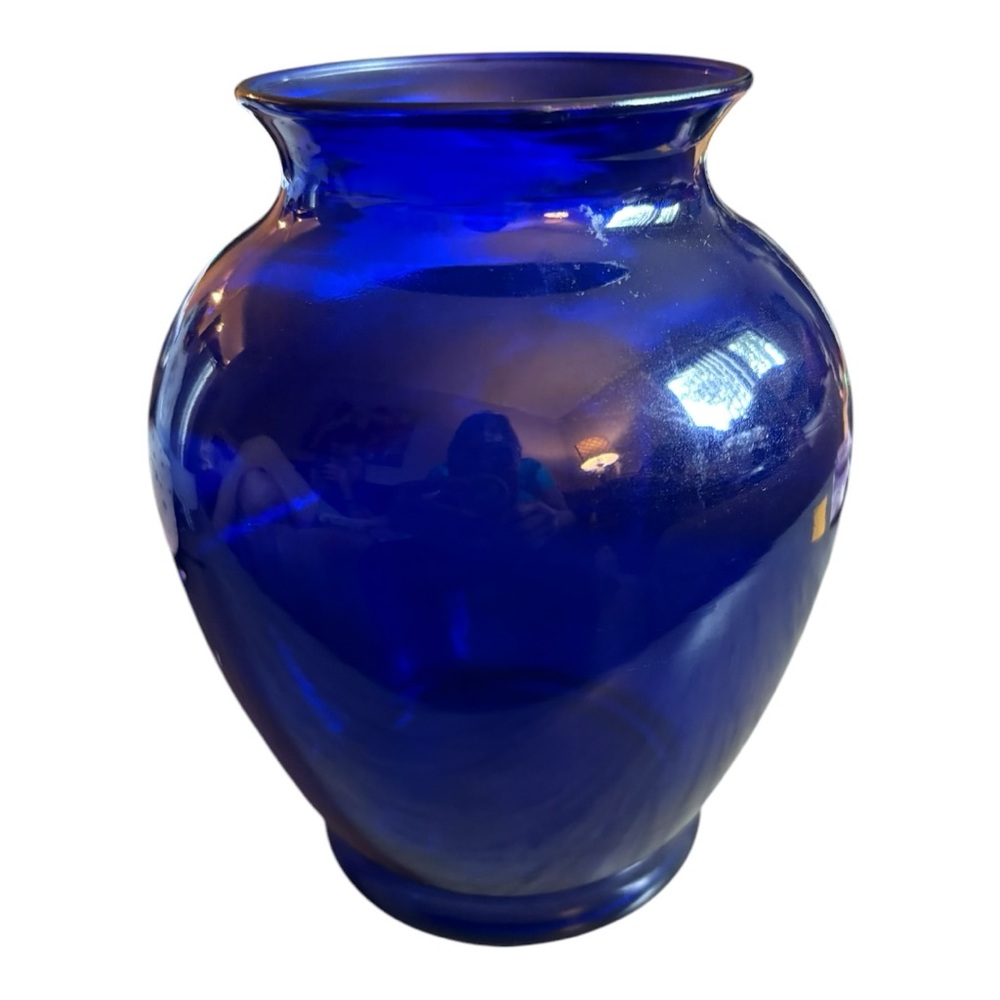 Vintage cobalt blue glass vase with a curvy shape & flared top. 8” tall, 18”roun - Picture 3 of 5